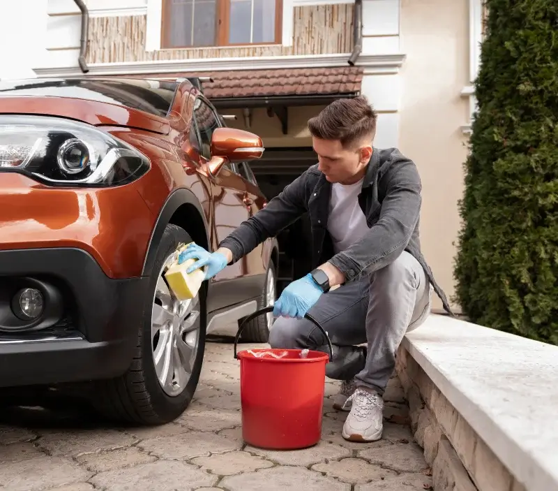 Lavage auto à domicile Saint-Paul-en-Forêt : professionnel intervenant sur un véhicule